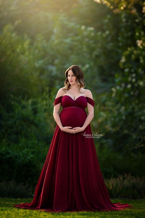 Maternity Gown Photography, Vestidos Para Baby Shower, Maternity Shoot Outfit, Elegant Maternity Dresses, Maternity Photography Poses Outdoors, Pregnancy Pics, Maternity Photography Poses Couple, Maternity Photo Outfits, Maternity Photography Poses Pregnancy Pics