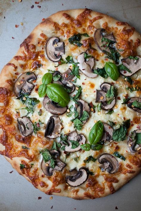 Mushroom Garlic, Pizza Life, Pizza Vegana, Spinach Pizza, Pasta Per Pizza, Garlic Spinach, Pizza Recipes Homemade, Pizza Pie, Delicious Pizza