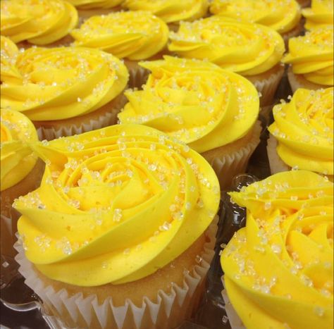 Yellow Icing Cupcakes, Yellow Birthday Cupcakes, Genevieve Aesthetic, Yellow Party Foods, Christmas Cupcake Flavors, Firefighter Birthday Cakes, Wedding Lemon, Easter Cupcake Recipes, Rosette Cupcakes