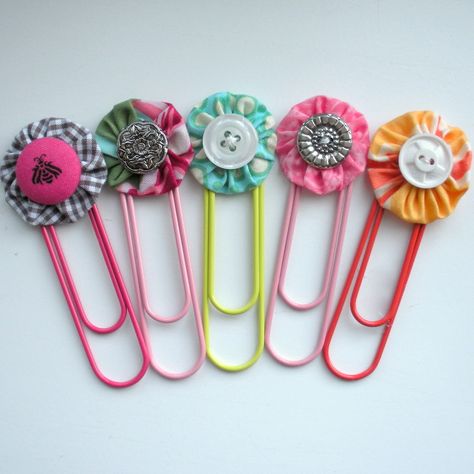 Journal Charms, Paperclip Crafts, Mops Crafts, Bookmark Diy, Paperclip Bookmarks, Penanda Buku, Diy Bookmarks, Planner Clips, Button Art