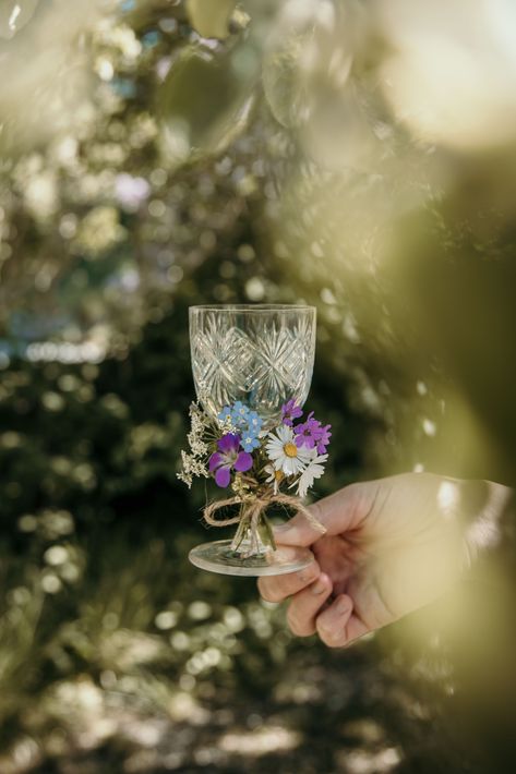 Midsommar i mitt hjärta Midsommer Party Aesthetic, Midsommar Party Decor, Midsummer Night Party, Beltane Party, Midsummer Nights Dream Party, Midsummer Party, Midsummer's Eve, Summer Table Settings, Floral Headdress