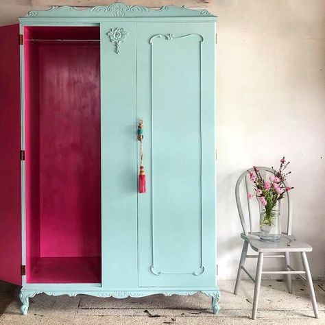 Annie Sloan Chalk Paint® on Instagram: "You bring the furniture: Annie Sloan will provide the paint! Looking to add more joy to your home? Try one block colour on the outside of a piece with a contrasting shade on the inside. Here, Chalk Paint in Svenska Blue makes for an elegant exterior whilst dopamine-boosting Capri Pink on the inside packs a powerful punch. This works on drawers, at the back of bookshelves and even inside kitchen cabinets and it's a virtually effortless way to introduce more colour. Would you try it? ✨ Thanks to @shedeleven for the inspiration and the photo! #SvenskaBlueChalkPaint #ChalkPaint #DopamineDecor #ColourMeHappy #ColourMyHome #HappyInteriors #DIYFurniture #PaintedFurniture #FlippingFurniture" Inside Kitchen Cabinets, Inside Kitchen, Hot Pink Decor, Dopamine Decor, Bedroom Closet Design, Block Colour, Diy Furniture Renovation, Furniture Renovation, Pink Decor