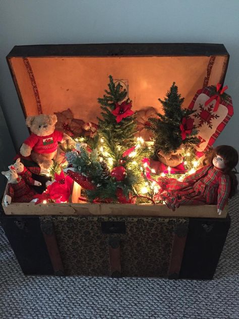 Beautiful dome-top trunk decorated for Christmas Christmas Trunk Decorating Ideas, Dome Top Trunk, Trunk Decor, Chest Decor, Christmas Decorations Centerpiece, Wall Christmas Tree, Country Christmas Decorations, Christmas Themes Decorations, Christmas Decorations Bedroom