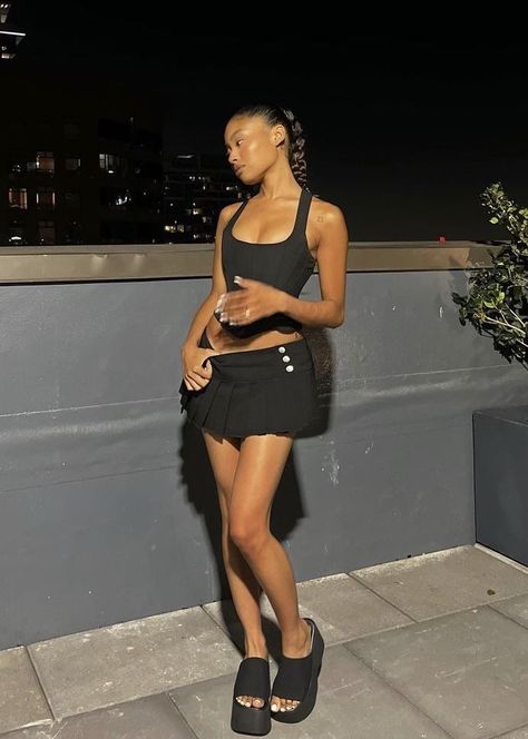 Skirt Outfits Ideas, Black Heels Outfit, Mini Skirt Outfits, Skirt Corset, Hairstyles Braid, Outfit Streetwear, Corset Fashion, Black Femininity, Miniskirt Outfits