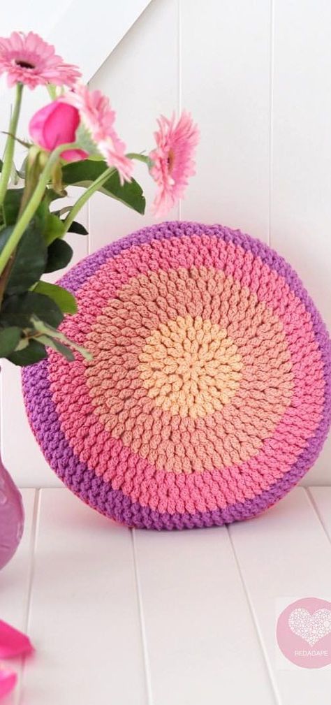 Crochet Pillows Free Patterns Flower, Crochet Round Pillow Pattern Free, Crochet Pillows Free Patterns, Crocheted Pillows, Cushion Cover Pattern, Pillow Crochet, Accessories Crochet, Crochet Cushion, Crochet Cushion Cover