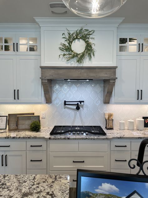 Range Hood With Upper Cabinets, Hearth Style Range Hood, Beautiful Range Hoods, Kitchen Range Hood Ideas Modern, Niche Above Stove, Kitchen Hoods Wood, Bardo Kitchen, Oven Hoods Farmhouse, Range Hood Ideas Farmhouse