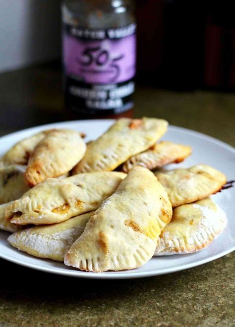 Meet my new food obsession: homemade empanada dough made with Greek yogurt. So many filling possibilities! #homemade #healthyrecipes Healthy Empanadas, Black Bean Empanadas, Yogurt Dough, Empanada Recipes, Homemade Empanadas, Empanada Dough, Healthy Toast, Empanadas Dough, Baking Bowl