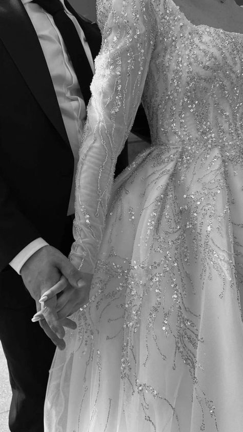 Engagement Party Photo Ideas, Wedding Preparation Photos, Lovely Wedding Dress, Bridal Party Gowns, Romantic Wedding Hair, Classy Wedding Dress, Arab Wedding, Wedding Details Photography, Writing Motivation