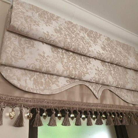 Romanetes Ideas, Luxury Blinds Living Rooms, Kitchen Curtain Ideas, Roman Blinds Living Room, Roman Blinds Kitchen, Lounge Curtains, Luxury Window Treatments, Curtain Designs For Bedroom, Luxury Living Room Inspiration