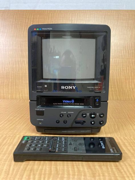 Sony EV-DT1, the portable Trinitron Video8 TV Pioneer Audio, Crt Tv, Portable Tv, Computer History, Retro Gadgets, Indie Jewelry, Retro Stuff, Retro Theme, Grunge Room