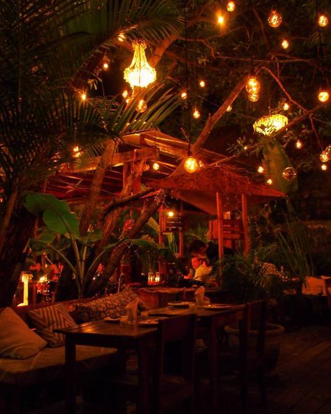 If you're want the best beach bars, clubs and nightlife hotspots in the popular backpacker and traveller town of Tulum, Mexico, then look no further. Tulum Mexico Restaurants, Tulum Bars, Tulum Nightlife, Tulum Bar, Cool Bar Ideas, Tulum Restaurants, Tulum Mexico Beach, Mood Inspiration, Tulum Travel