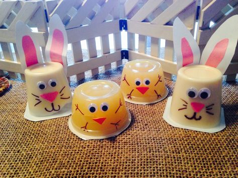 Bunny pudding cups and baby chick applesauces Bunny Pudding Cups, Easter Pudding Cups, Vanilla Pudding Cups, Easter Classroom Treats, Daycare Treats, Diy Easter Treats, Easter Crafts Dollar Store, Preschool Director, Preschool Easter