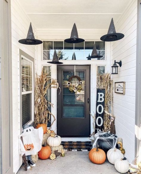 We are sharing over 53 epic Halloween front porch decor ideas that you are going to want to replicate! These are all gorgeous and so fun for Fall and Halloween! Porche Halloween, Fall Front Porch Decor Ideas, Front Porch Decor Ideas, Halloween Front Doors, Halloween Front Porch Decor, Farmhouse Halloween, Halloween Balloons, Halloween Porch Decorations, Halloween Front Porch