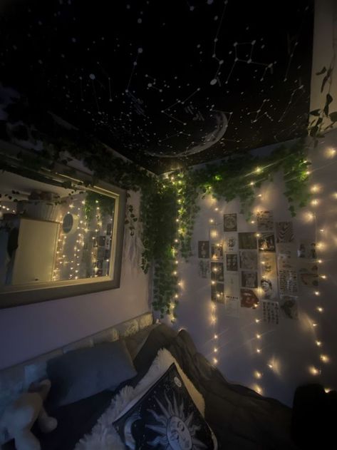 Fairy Lights Aesthetic Bedroom and Room Decor with Autumn Living Room Vibe and Dream Apartment feel Dark Nature Room Aesthetic, Space Aesthetic Room Ideas, Dark Aesthetic Room Ideas Bedrooms, Room Ideas Aesthetic Grunge Dark, Dark Fairycore Aesthetic Room, Bedroom Ideas Aesthetic Dark, Black And Green Bedroom Aesthetic, Marauders Bedroom Aesthetic, Grunge Fairy Core Room