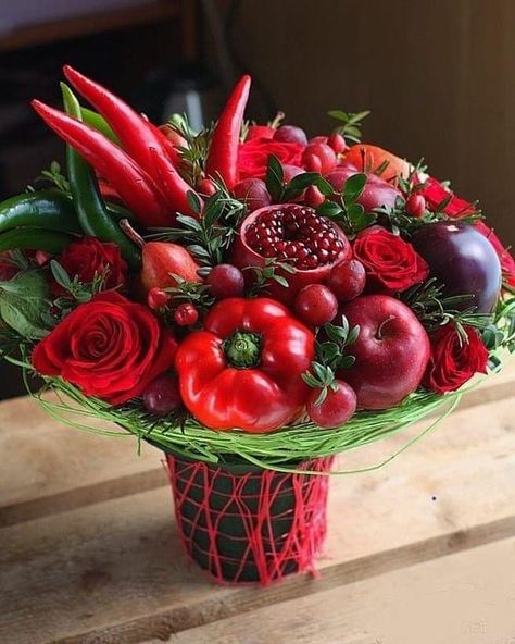 Fancy Bouquet, Vegetable Arrangements, Fruit Bouquet Ideas, Vegetable Bouquet, Edible Fruit Arrangements, Fruit Buffet, Deco Fruit, Fruit Bouquet, Food Bouquet