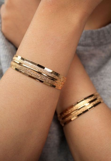 Fancy Bangles Gold, Arm Henna, Plain Gold Bangles, Posh Dresses, Floral Tattoos, Bangles Gold, Gold Jewelry Simple Necklace, Dream Land, Bangles Design