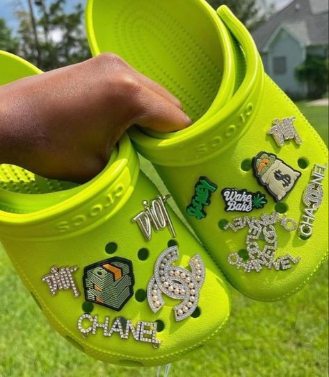 Green Crocs With Charms, Crocs Custom, Designer Crocs, Green Crocs, Cool Crocs, Crocs Aesthetic, Crocs With Charms, Funny Shoes, Crocs Fashion