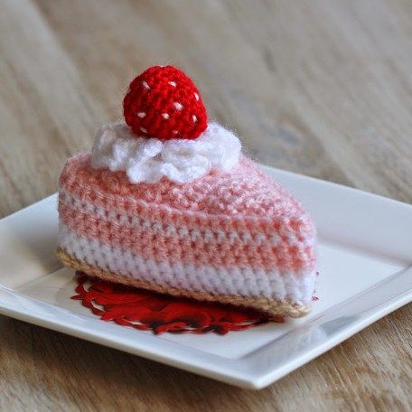 Haakpatroon Aardbeiengebakje Crochet Cake, Crochet Food, Crochet Wool, Food Crafts, Play Food, Crochet Home, Amigurumi Free Pattern, Crochet Gifts, Crochet Doll