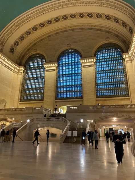 Serena Vanderwoodsen, Nyc Train, New York Vibes, Girl Train, Serena Van Der Woodsen, Grand Central Station, New York Central, New York Aesthetic, Grand Central