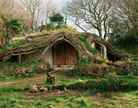 Simon Dale hobbit house Case Sotterranee, Moss Wallpaper, Forest Houses, Casa Hobbit, Earth Sheltered, Fairytale Cottage, Underground Homes, Hobbit Hole, Trees Forest