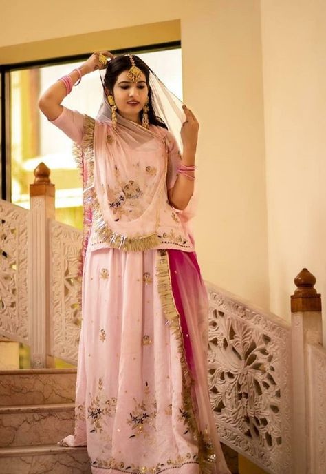 Just standing on stairs and hold your odhna nd that’s it Marvadi Poshak, Rajputi Look, Rajput Poshak, Rajasthani Bride, Rajasthani Dress, Rajputi Dress, Lehenga Saree Design, Photos Poses, Bridal Dress Fashion