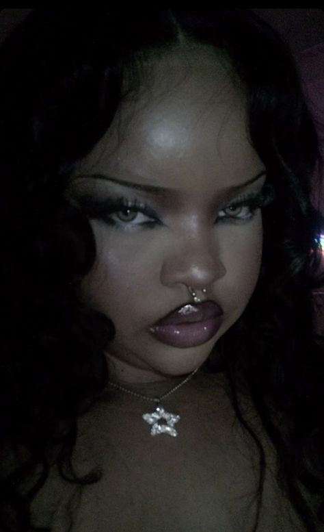 Black Eyeliner Looks Black Women, Trashy Mcbling Makeup, Male Gaze Makeup, Purple Alt Makeup, Bimbocore Makeup, Distressed Makeup, Dark Sultry Makeup, Mcbling Hair, Dark Siren Makeup