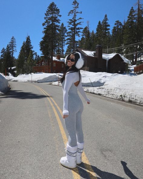 it’s snow time bb ❄️🏂 Snow Baddie, Snow Trip Outfit, Snow Outfits For Women, Snow Fits, Winter Skating, Apres Ski Outfits, Snow Time, Skater Outfits, Snow Trip