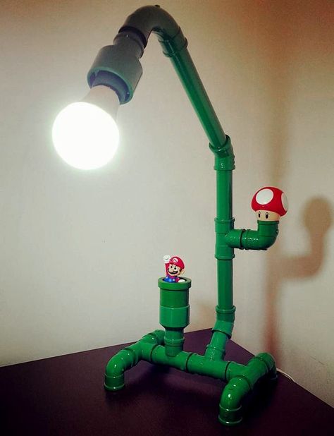 Mario Room, Industrial Pipe Lamp, Pvc Pipe Crafts, Pvc Pipe Projects, Pvc Projects, Diy Lampe, Geek Decor, Make A Table, Pipe Lamp