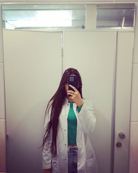 Girls Dpz Instagram, Medical School Motivation, Medical School Inspiration, Medicine Student, Med Student, Medical Uniforms, Aesthetic Eyes, School Inspiration, Mirror Pic