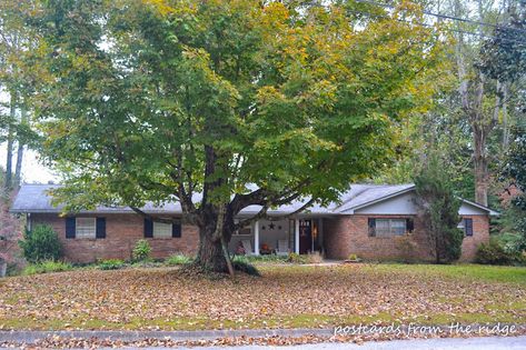 1960's updated ranch style home tour 1960 Ranch House Remodel Exterior, Exterior Design Ranch, 1960s Ranch House Exterior, Ranch Style Home Remodel, Traditional Ranch Style Homes, Brick Ranch Houses, Ranch House Remodel, 1960s House, Craftsman Ranch