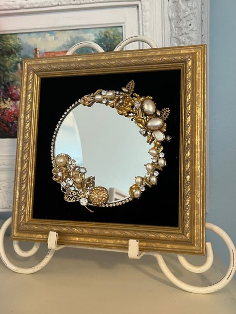 Bedazzled Mirror, Bead Artwork, Repurposed Crafts, Jeweled Picture, Costume Jewelry Crafts, Old Jewelry Crafts, Button Craft, Vintage Jewelry Ideas, Jewelry Frames