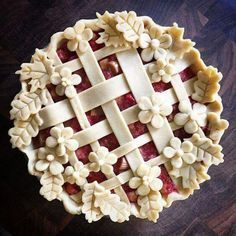 Creative Pie Crust, Pie Crust Art, Rhubarb Custard Pies, Creative Pies, Pie Crust Designs, Pies Art, Strawberry Rhubarb Pie, Rhubarb Pie, Rhubarb And Custard