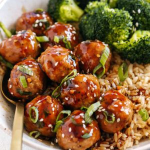 Asian Glazed Turkey Meatballs - Eat Yourself Skinny Glazed Turkey Meatballs, Meatball Dinner Recipes, Turkey Meatballs Crockpot, Meatballs Crockpot, Glazed Turkey, Chili Con Carne Recipe, Asian Meatballs, Meatball Dinner, Turkey Meatball Recipe