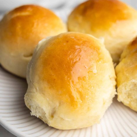 Our Hawaiian Sweet Rolls are soft and fluffy every time with tried and true approachable instructions that guarantee success whether you are a beginner or a pro. Carrot Bread Recipe, Dinner Rolls Easy, Homemade Brioche, Fluffy Dinner Rolls, Brioche Rolls, Hawaiian Sweet Rolls, No Egg Cookies, Homemade Dinner Rolls, Dinner Rolls Recipe