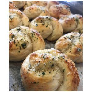 Garlic Roll Cupcakes Garlic Roll Cupcakes, Rolls Recipe Easy, Garlic Rolls, All By Myself, Garlic Seasoning, Baked Bread, Bread Roll, Cooking Instructions, Bread Rolls