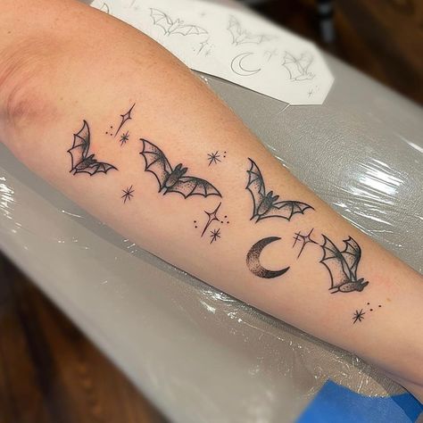 Tattoo Halloween, Bat Tattoo, Bone Tattoos, Wicked Tattoos, Inspiration Tattoo, Tattoos Geometric, Spooky Tattoos, Happy October, 1 Tattoo