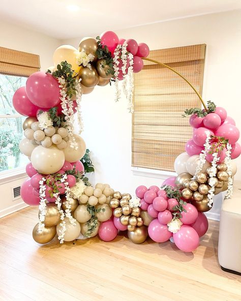 We are introducing our new Balloon Garland Kits! These gorgeous colors are perfect for any party but especially for Bridal or Baby Showers! Our kits are made of Sempertex, Betallatex, Tuftex, Qualatex, Kalisan and Decomex Balloons! We are professional balloon decorators based out of NJ and we have tested every brand of balloons and we only use the best. These are outdoor quality balloons and with *proper care* can be placed outside. This kit includes: directions, rubber bands, wall hooks, masking tape, 5'' balloons, 11'' balloons and 18'' balloons. We highly recommended adding a balloon pump to the order as it will make set up significantly easier! The provided directions are clear and easy to understand. No experience required! You will have a professional grade balloon garland in no time Decomex Balloons, Blush Balloon Arch, Balloon Arch With Flowers, Balloon Garland Bridal, Neutral Balloon Arch, Round Balloon Arch, Baby Shower Balloon Garland, Pineapple Cupcake, Flamingo Balloons