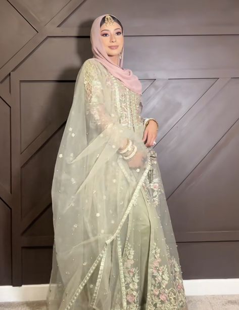 Hijabi Wedding Guest Outfit Pakistani, Hazera Outfits, Hijabi Wedding Guest Outfit, Nikkah Inspiration, Eid Poses, Asian Fits, Wedding Guest Dress Inspiration, Wedding Hijab Styles, Pink Dress Outfits