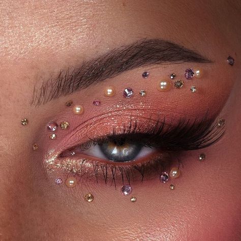 Gold Fairy Makeup, Pink And Gold Makeup Looks, Pink Gold Eyeshadow, Rose Gold Makeup Looks, Halloween Eyeshadow, Gold Eyeshadow Looks, Gold Glitter Makeup, Bronze Palette, Gold Makeup Looks