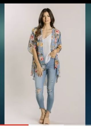 Short Shrugs With Jeans, Shrugs With Jeans, Floral Kimono Outfit, Moda Kimono, Spring Fashions, Converse Outfit, Pretty Floral Dress, Kimono Outfit