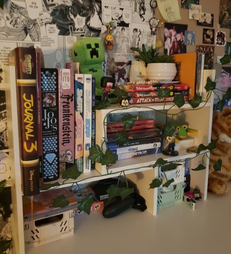 Desk Organization Maximalist, Desk Clutter Aesthetic, Book Shelf In Room, Maximalist Desk, Maximalism Room, Desk Inspo, Room Redesign, Desk Shelf, Anime Room