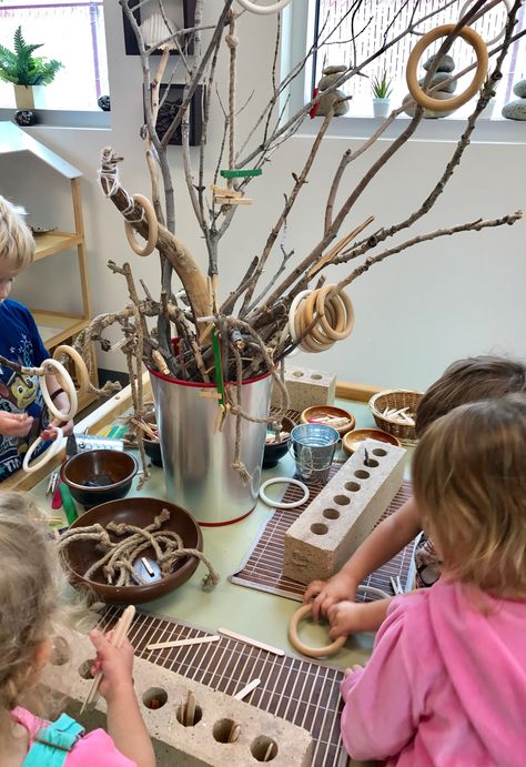 Reggio Emilia Toddler Activities, Curiosity Approach Preschool, Atelier Reggio Emilia, Reggio Provocations, Nature Based Classroom, Provocations Reggio, Reggio Emilia Classroom, Curiosity Approach, Reggio Emilia Inspired