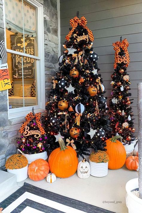 Fall Christmas Tree, Halloween Tree Decorations, Halloween Christmas Tree, Casa Halloween, Halloween Decor Diy, Holiday Tree Decorations, Halloween Tattoo, Halloween Tree, Whimsical Halloween