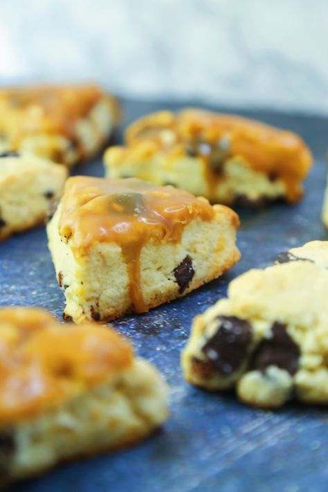 Equal parts chewy and crumbly, these dark chocolate chunk scones feature a sweet caramel glaze that's perfectly paired with your morning coffee, tea, or cup o' good spirits! Chocolate Chunk Scones, Greek Yogurt Parfait, Dark Chocolate Caramel, Easy Puff, Scones Recipe Easy, Scones Easy, Apple Sausage, Caramel Glaze, Cheese Danish