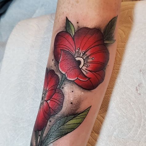 Neo Traditional Poppy Tattoo, Neo Traditional Poppy, Gabriella Tattoo, Tattoos Poppy, Traditional Poppy Tattoo, Nouveau Flowers, Poppy Tattoo, Plant Bugs, Favorite Tattoos