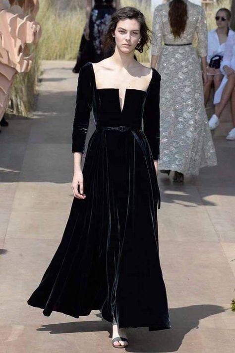 Harry Clarke, Christian Dior Haute Couture, Look Retro, Dior Haute Couture, Christian Dior Couture, فستان سهرة, Dior Couture, Black Velvet Dress, Vogue Russia