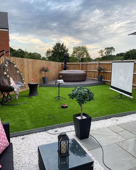 352 Likes, 22 Comments - 𝙀𝙡𝙠𝙖𝙨 𝙧𝙪𝙛𝙛𝙤𝙧𝙙 (@elkasrufford48) on Instagram: “We’re all set for movie night tonight 📽🍿🎞 love cosy evenings . . . Love having a garden that we can…” Artificial Grass Installation, Aesthetic Decoration, Types Of Grass, Ceiling Treatments, Setting Ideas, Play Areas, Green Lawn, Artificial Grass, Play Area