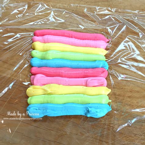 How To Mix Frosting Colors, How To Do Multi Colored Frosting, Rainbow Colored Cupcakes, Cake With Rainbow Frosting, Easy Rainbow Cupcakes, How To Make Swirled Frosting, How To Swirl Frosting Colors, Piping Multicolor Frosting, How To Make Rainbow Frosting