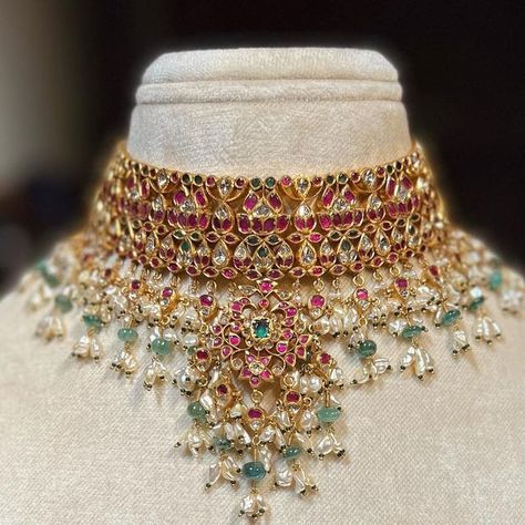 Vintage Indian Jewelry, Gold Jewelry Prom, Jadau Jewellery, Rajputi Jewellery, Wedding Jewelry Sets Bridal Jewellery, Indian Wedding Jewelry Sets, Bridal Necklace Designs, Gold Jewels Design, Antique Necklaces Design