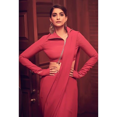 Sonam Kapoor Photos, Blouse Styling, Sonam Kapoor Fashion, Blouses Designs, Fashion Forms, Fashion Diva, Trendy Blouse Designs, Sonam Kapoor, Shop Clothes